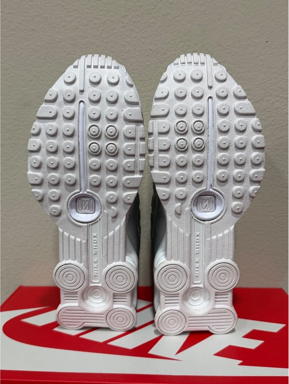 Size 6Y/7.5 Women - Nike Shox R4 GS “White Metallic Silver” 2025 - Picture 4 of 6